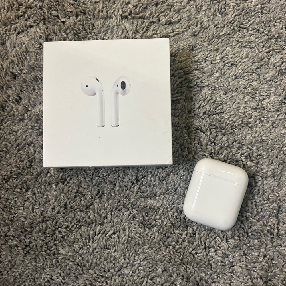 Apple Airpods (generation one w case)